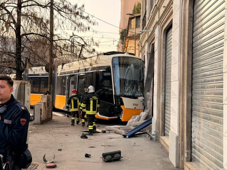 Tram deragliato a Milano
