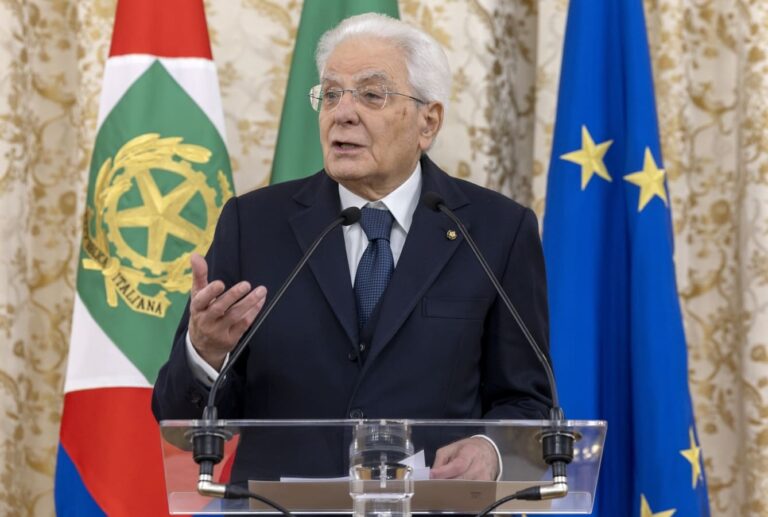 Mattarella “Riconoscenza e gratitudine della Repubblica ai Vigili del Fuoco per il loro impegno”