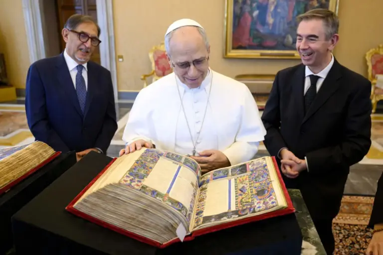 La Bibbia di Borso d’Este torna in Vaticano, La Russa ringrazia il Papa per la visita