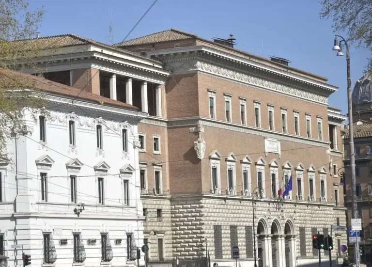 Borsa sospetta con foulard con falce e martello rinvenuta davanti al Ministero della Giustizia