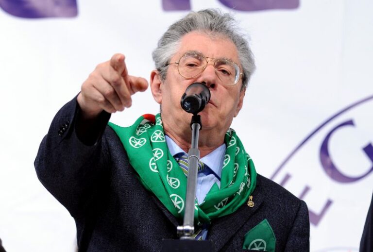 È morto Umberto Bossi, il fondatore della Lega Nord aveva 84 anni