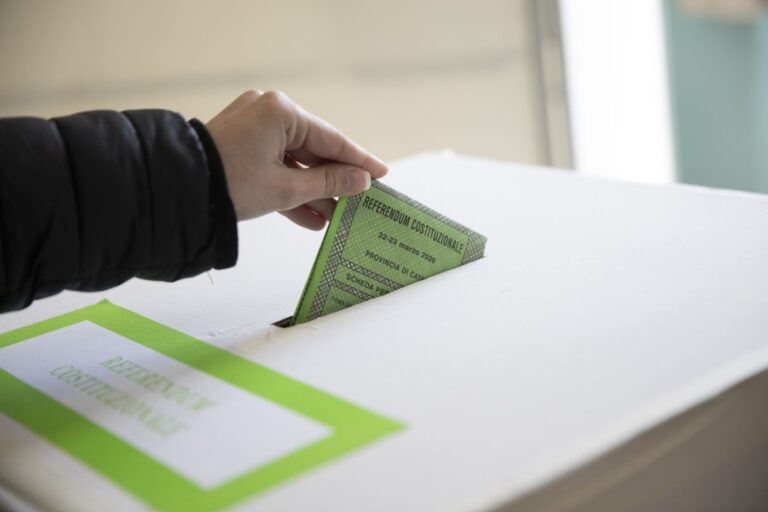 Referendum, alle 12 l’affluenza sfiora il 15%