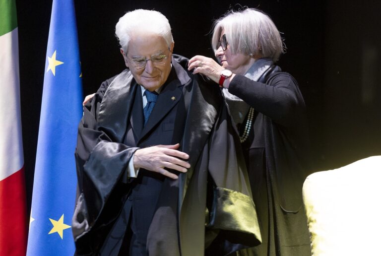 Mattarella riceve a Firenze la laurea honoris causa: “C’è la pretesa di agire al di fuori delle regole degli Stati”