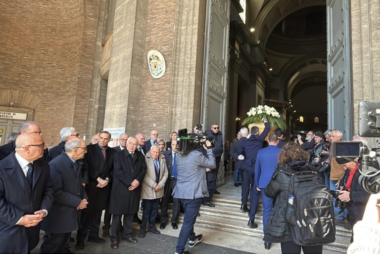 L’ultimo saluto a Paolo Cirino Pomicino sulle note del valzer n