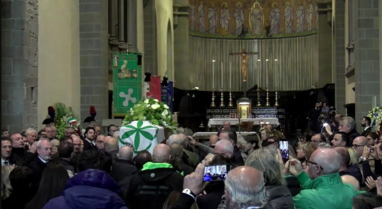 A Pontida i funerali di Umberto Bossi: presenti Meloni, Salvini e Tajani