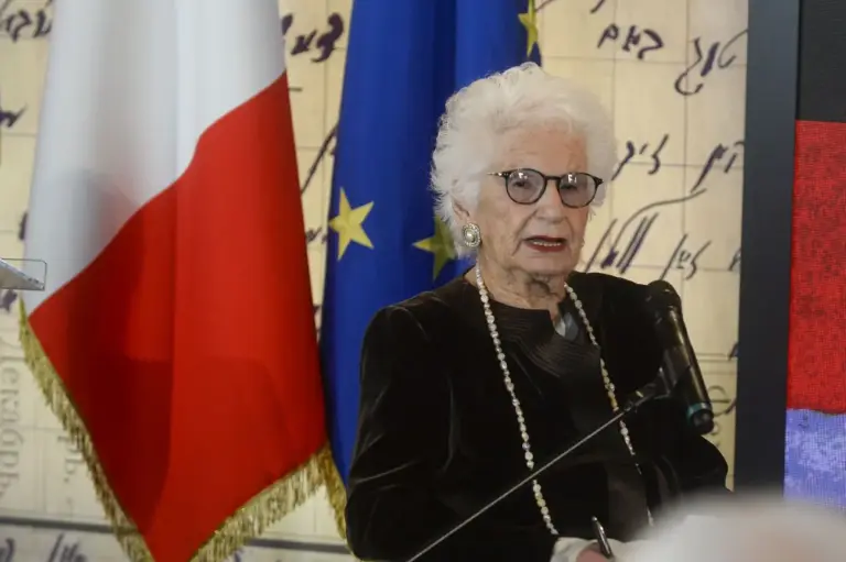 Liliana Segre al Memoriale della Shoah: “Mondo dell’odio sempre più vasto, ho 96 anni e mi scrivono ‘perché non muori?'”