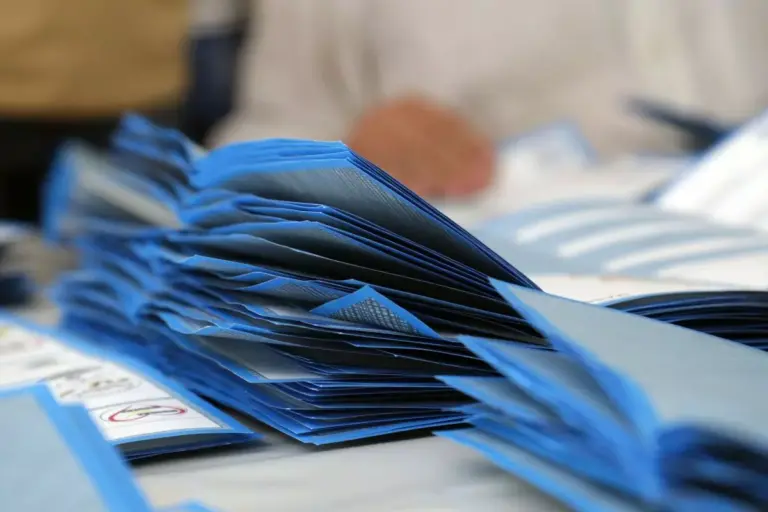 Seggi riaperti per le amministrative, si vota fino alle 15