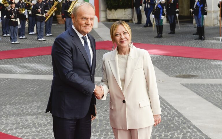 Meloni incontra il primo ministro polacco Tusk “Con la Polonia battaglia comune sui dazi interni Ue”