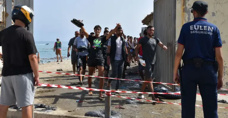 Emergenza migranti a Ceuta, fonti Palazzo Chigi: “Governo valuta la sospensione di Schengen con la Spagna”