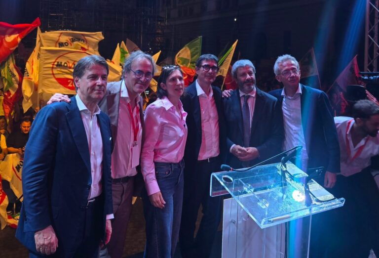 Con la tradizionale ‘foto di famiglia’ si chiude la manifestazione del centrosinistra a Napoli