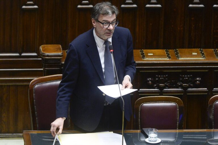 Attivazione della clausola di salvaguardia nazionale, Giorgetti alla Camera: “All’Ue chiederemo lo 0,6% per l’energia e lo 0,9% per la difesa”
