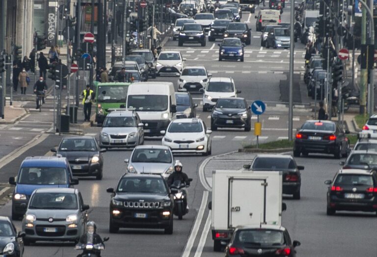 Codice della strada, dalla patente a 17 anni alla stretta per chi viaggia senza assicurazione: le novità allo studio