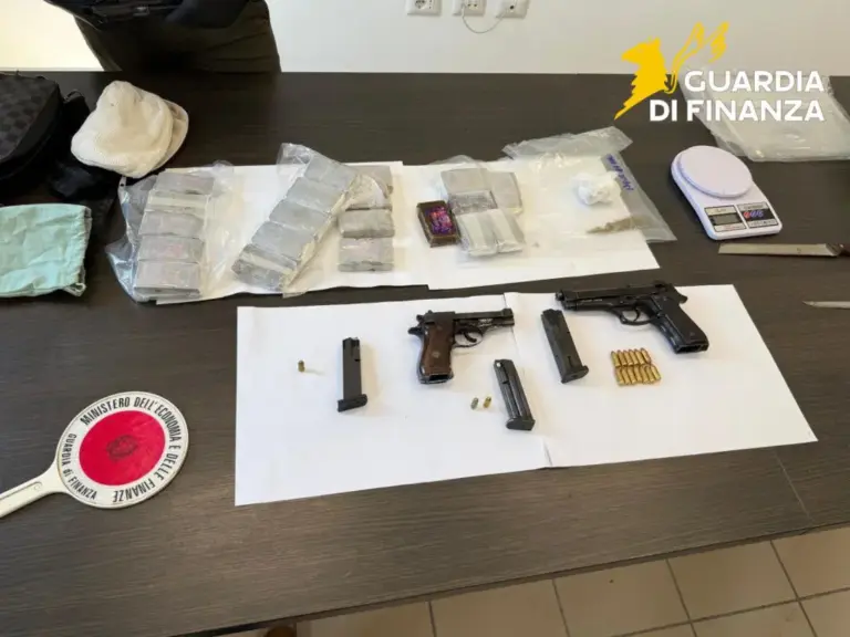 Napoli, sequestrati a Casavatore 2 kg di hashish e tre pistole