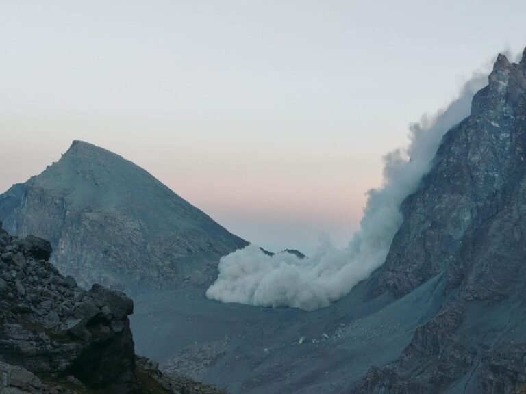 Monviso, frana a ridosso del Rifugio Quintino Sella