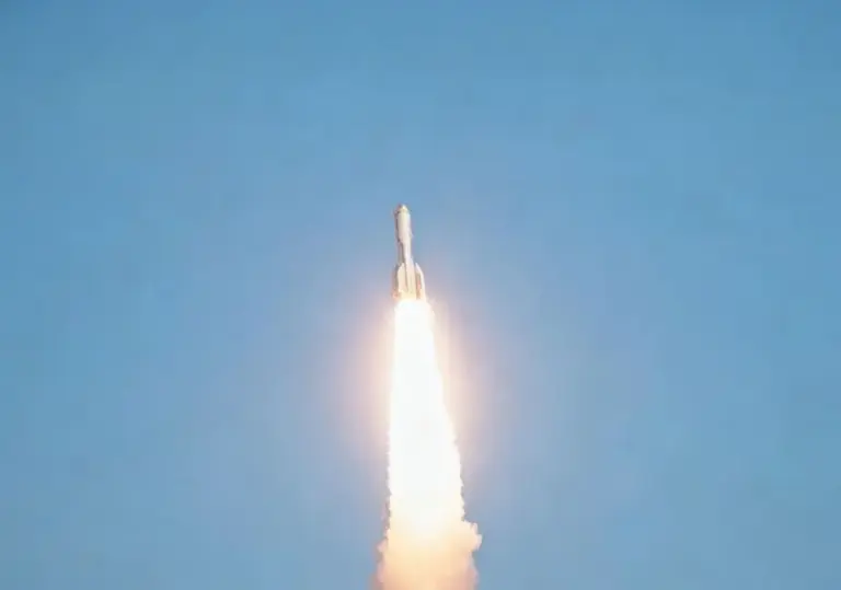 La Cina lancia in orbita nove satelliti dalle acque al largo di Shanghai