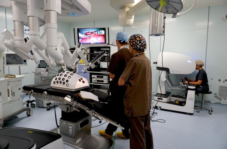 Robot chirurgici cinesi di ultima generazione arrivati al Policlinico di Milano