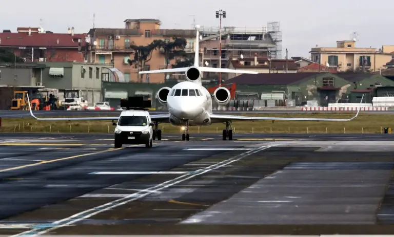 Alessandro Di Battista è rientrato in Italia, l’aereo partito da Cuba è atterrato a Ciampino