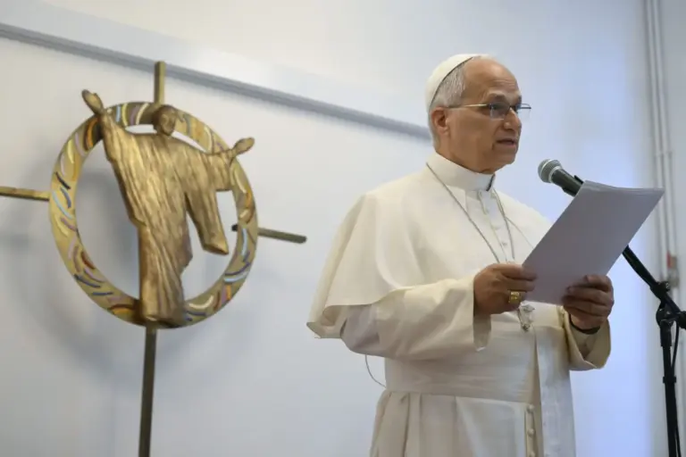 Papa Leone XIV a Parigi in visita al centro migranti: “La storia non è scritta da chi si impone”