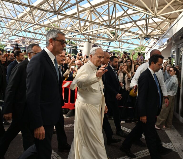 Papa Leone XIV operato al Gemelli, “Intervento concluso positivamente”