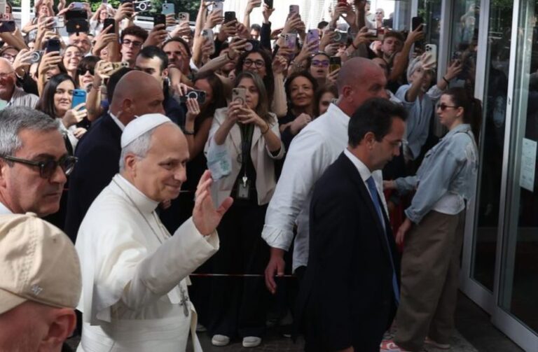 Papa Leone XIV rientrato in Vaticano dopo le dimissioni dal Gemelli