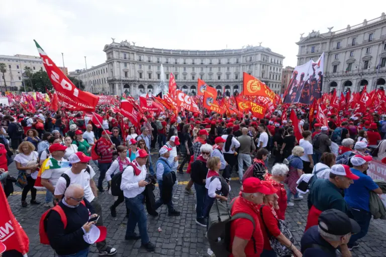 Cgil in piazza a Roma, l’annuncio di Landini: “Il 20 novembre sciopero generale”