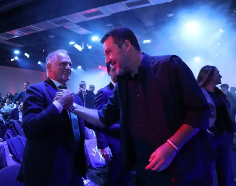 Al via a Milano il congresso straordinario della Lega, stretta di mano tra i due sfidanti Salvini e Garavaglia